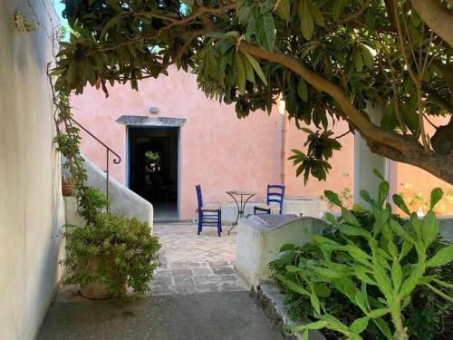 House Il Mandarino terrace overlooking the sea — 4-Star Luxury Hotel in Malfa, Italy