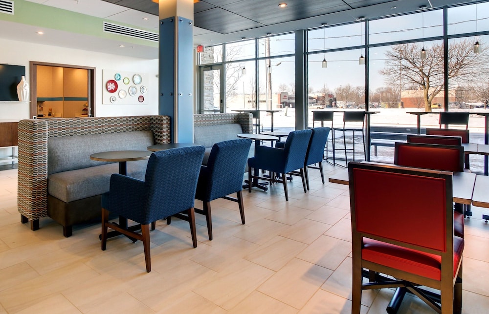 Holiday Inn Express & Suites Galesburg by IHG - photo 43