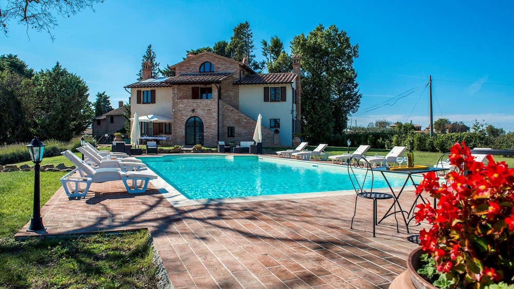 Pg c309 vsum0at La Torre dei Fagiani 8 2 — 4-Star Luxury Hotel in Castiglione Del Lago, Italy