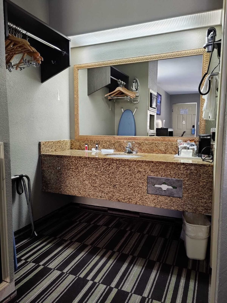 Days Inn by Wyndham Southaven MS - photo 9