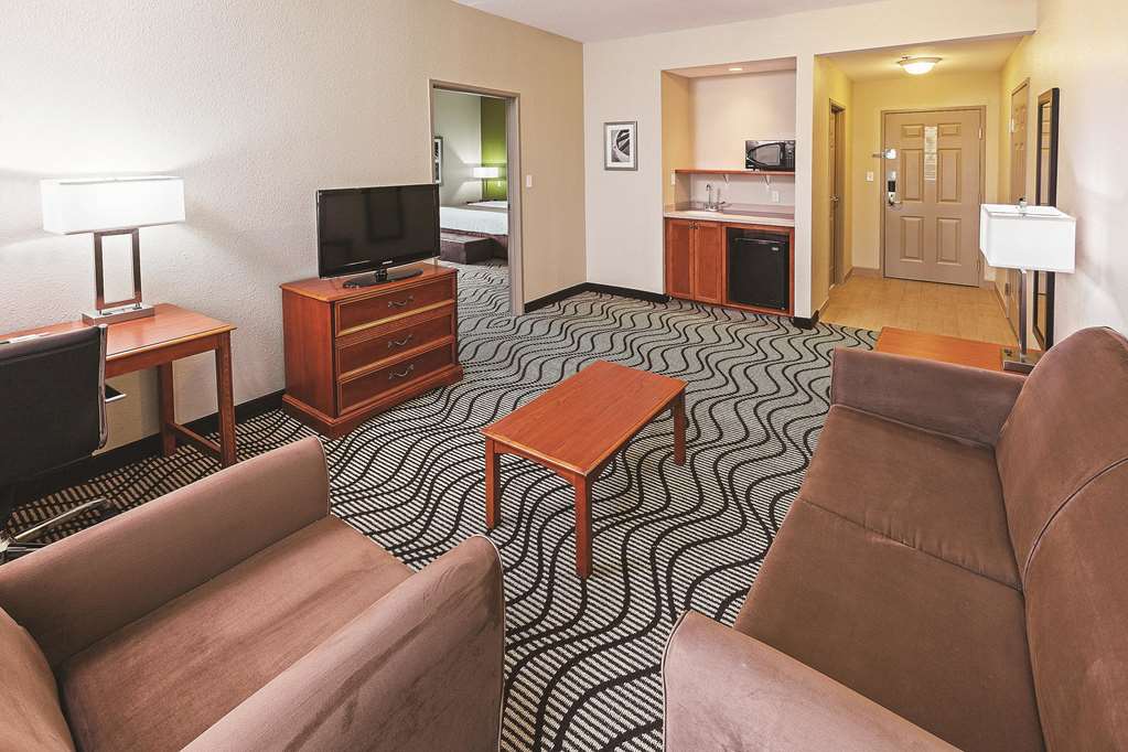 La Quinta Inn & Suites by Wyndham Corpus Christi Northwest - photo 32