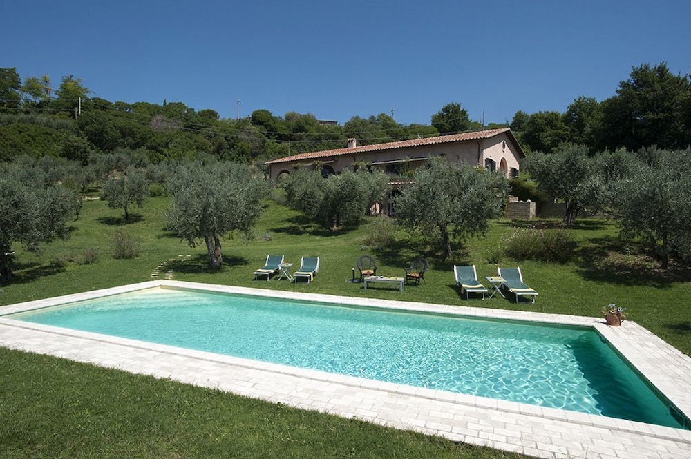 Chiusa della Vasca — 4-Star Luxury Hotel in Castelnuovo Di Farfa, Italy