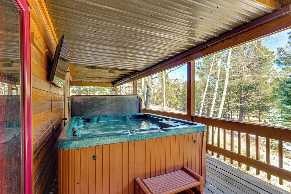 3 Mi to Angel Fire Resort Quaint Apt on 2 Acres in Angel Fire, United States