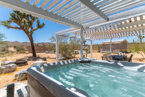 Glamingo Cabin — 4-Star Luxury Hotel in Yucca Valley, United States