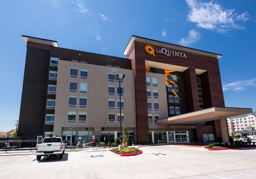 La Quinta Inn & Suites by Wyndham Oklahoma City Airport - featured photo