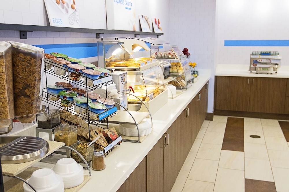 Holiday Inn Express & Suites Greenwood Mall by IHG - photo 38
