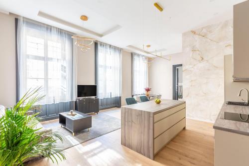 Luxurious & Spacious Central Apartment in the Kertesz Street — 4-Star Luxury Hotel in Budapest, Hungary