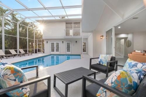 3 Min To Beach With 3 King Ensuites And Private Pool in Naples, United States