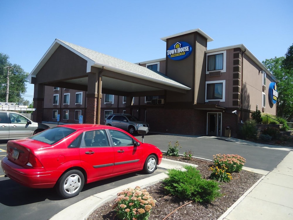 Town House Extended Stay Hotel Downtown — hotel near Lincoln Airport