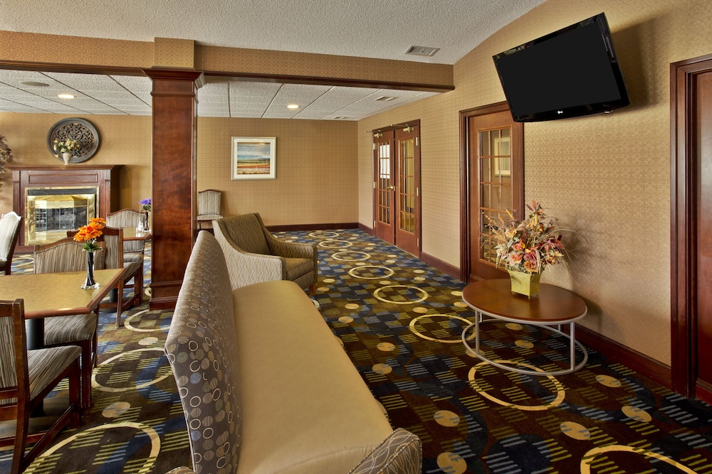 Holiday Inn Express Hotel & Suites Woodhaven by IHG - photo 49