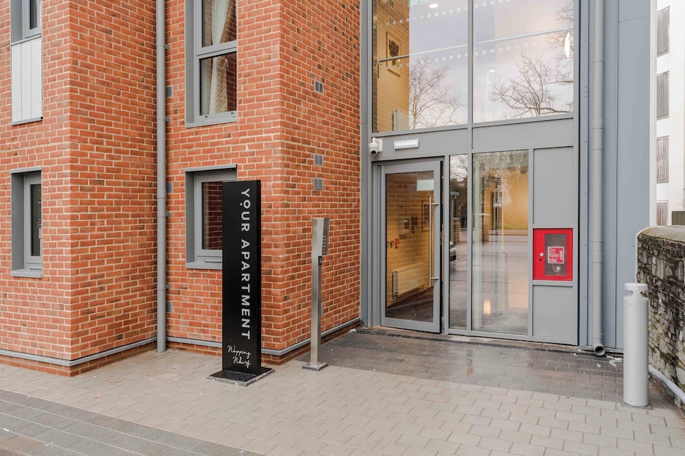 Waterside Living I Luxe Apartments — 4-Star Luxury Hotel in Bristol, United Kingdom