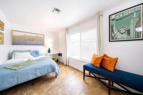 Pool House Near Chinatown Vegas WIFl Sleeps 9