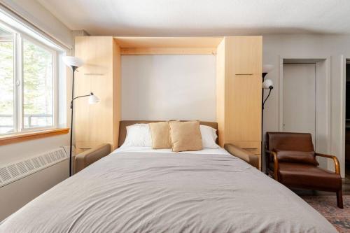 Super Efficient Studio With Full Kitchen Balcony Smart Sleeping Options — Kirkwood
