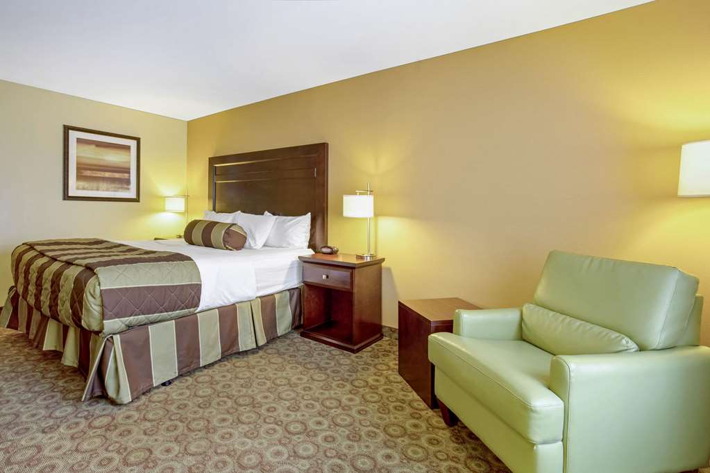 La Quinta Inn & Suites by Wyndham Dickinson - photo 22