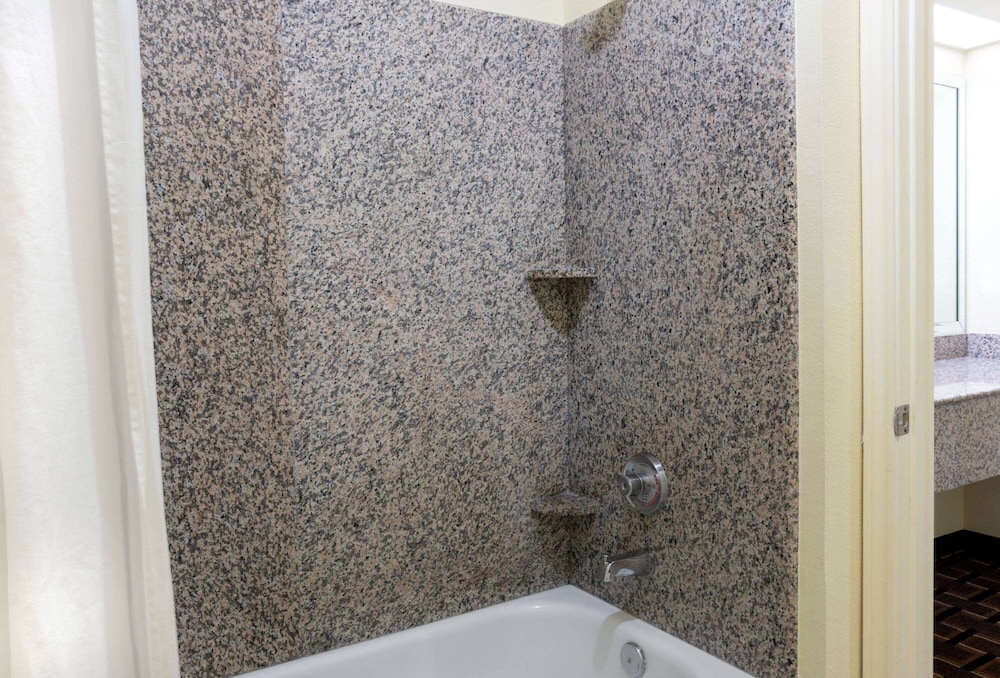 Super 8 by Wyndham Stafford Sugarland Area - photo 13