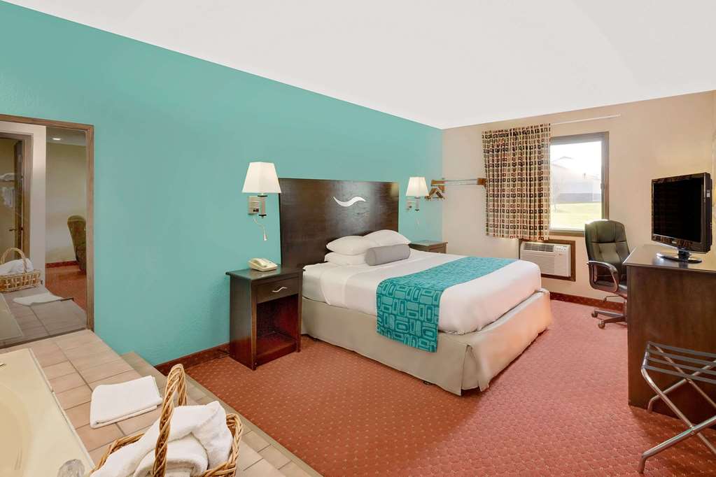 Howard Johnson by Wyndham Waterloo Cedar Falls - photo 14