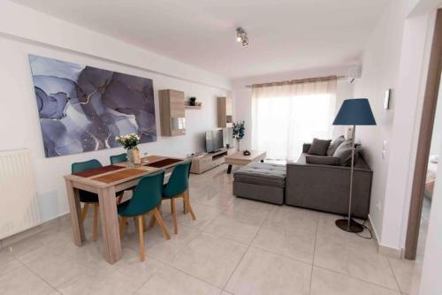 Lovely 2 Bedroom Apartment with a City View — 4-Star Luxury Hotel in Piraeus, Greece