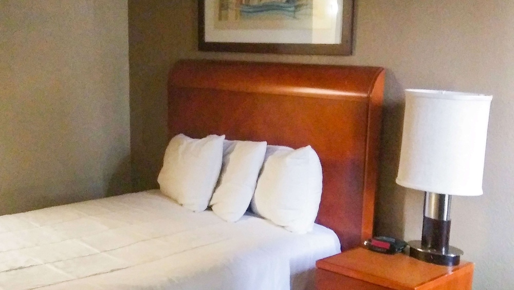 Heritage Place Inn & Suites - photo 2
