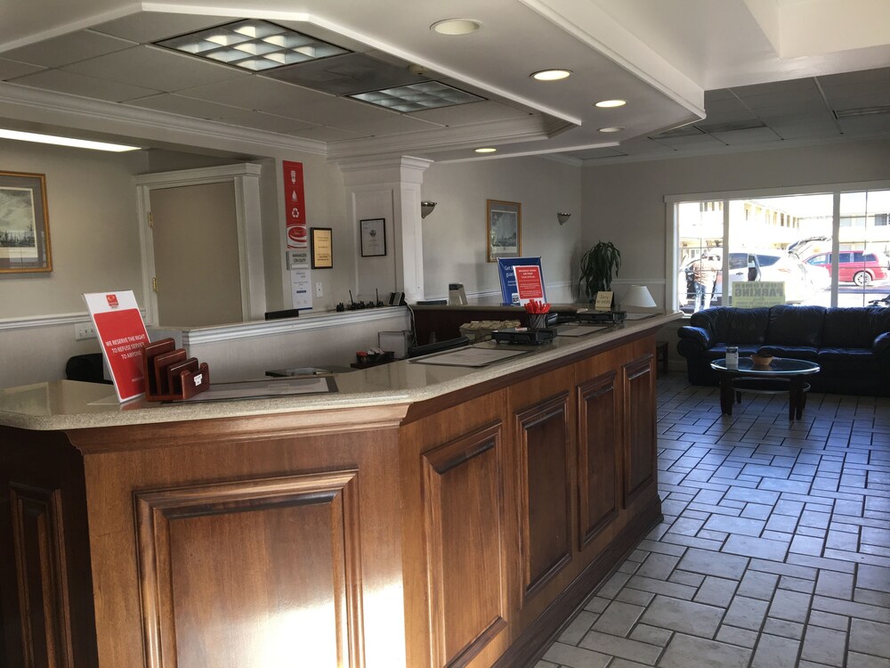 Econo Lodge Inn and Suites Central - photo 2