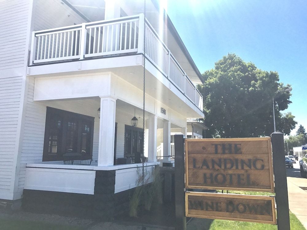 The Landing Hotel and Dining - photo 24