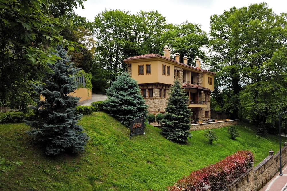 Roes Suites in Loutraki, Greece