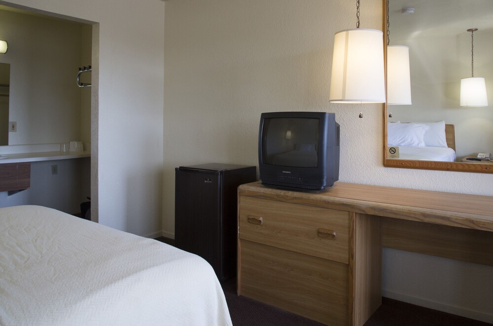 E Z 8 Motel South Bay - photo 12