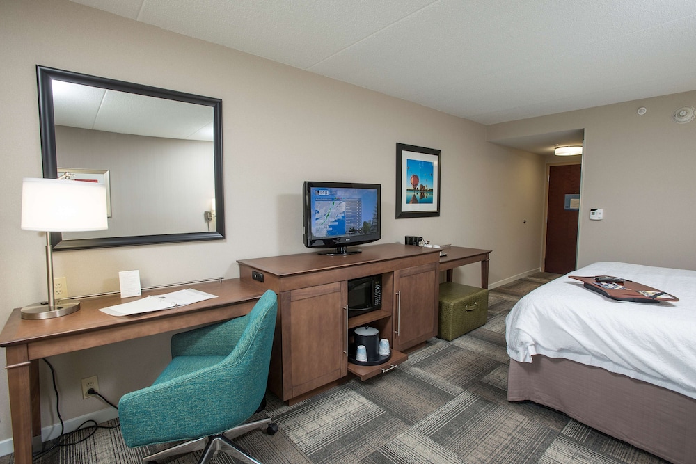 Hampton Inn & Suites Cincinnati Union Center - photo 20