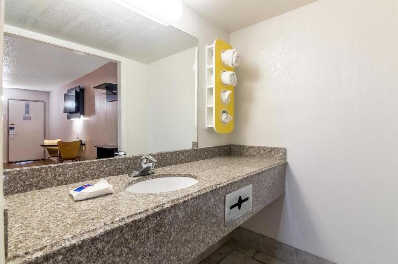 Motel 6 Clinton OK - photo 11