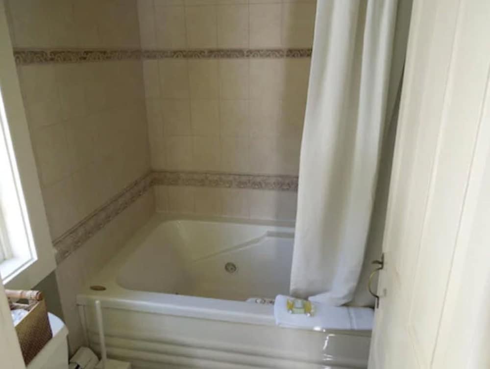 Admiral Farragut Inn - photo 24