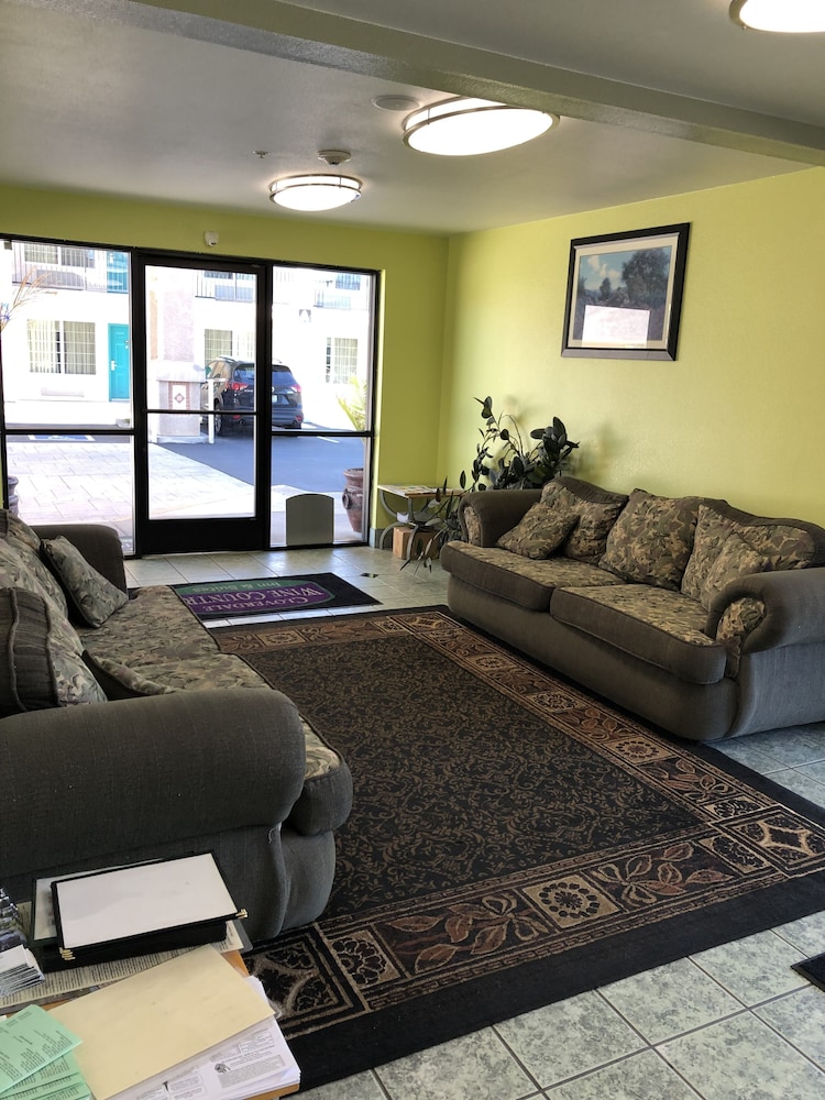 Cloverdale Wine Country Inn & Suites - photo 2