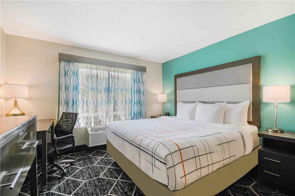 La Quinta Inn & Suites by Wyndham Batavia - photo 36