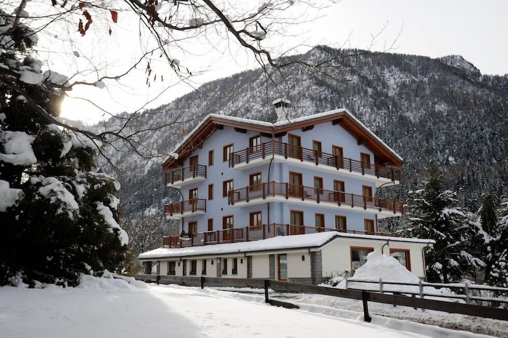 Hotel Laghetto — Brusson