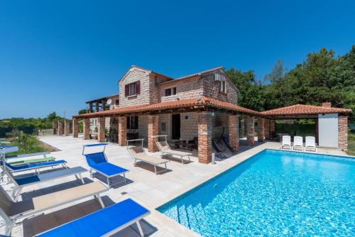 Villa Caffe La Parenzana — 4-Star Luxury Hotel in Visignano, Croatia