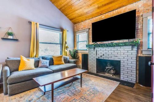 Happy Cactus Walkable 2BR by UofA and Parking — 4-Star Luxury Hotel in Tucson, United States