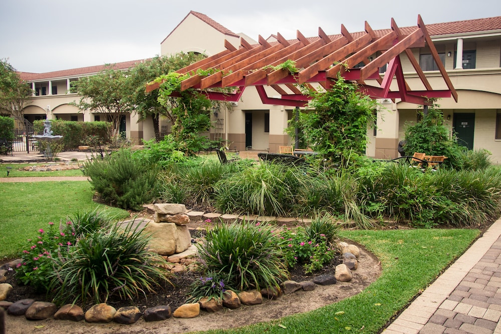 Vineyard Court Designer Suites Hotel - photo 40