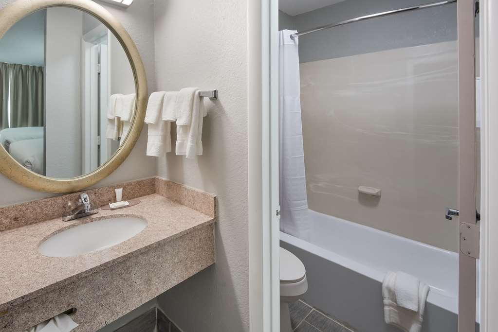 Clarion Pointe Indianapolis Northeast - photo 29