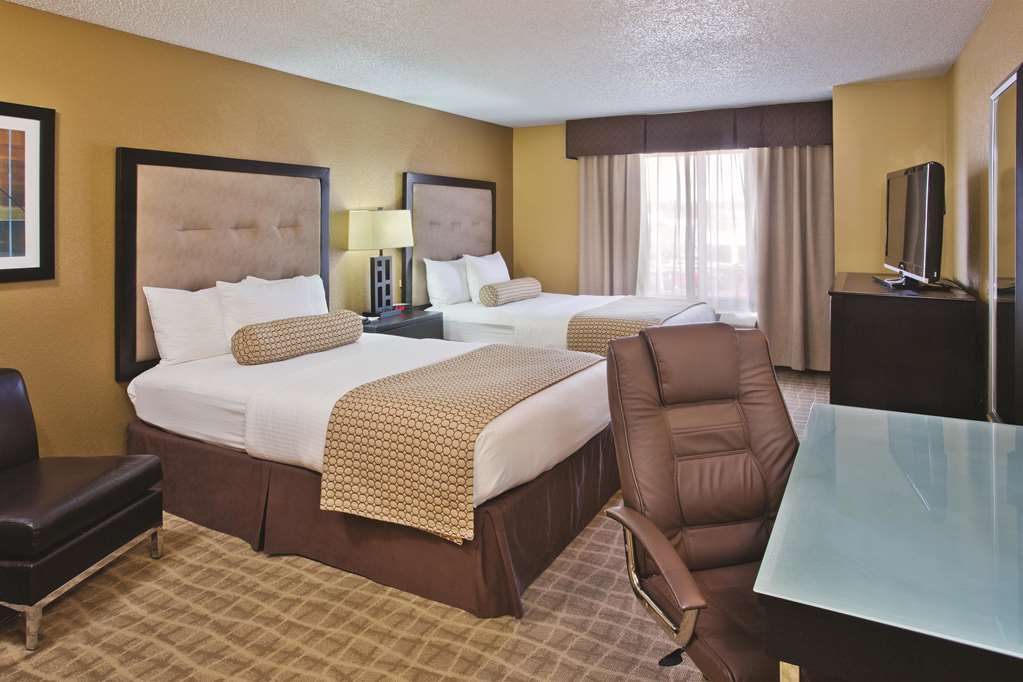 La Quinta Inn & Suites by Wyndham Hot Springs - photo 12