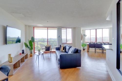 Gorgeous Apt with Rooftop City View — 4-Star Luxury Hotel in Arlington, United States