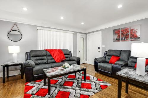 Comfy Modern and Cozy Queen Beds Free Parking — 4-Star Luxury Hotel in Detroit, United States