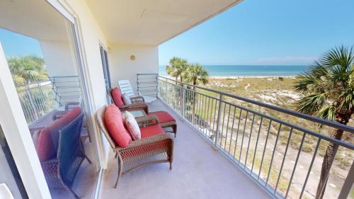 Stunning Beach Gulf Views Madeira Norte #214 — 4-Star Luxury Hotel in Saint Pete Beach, United States
