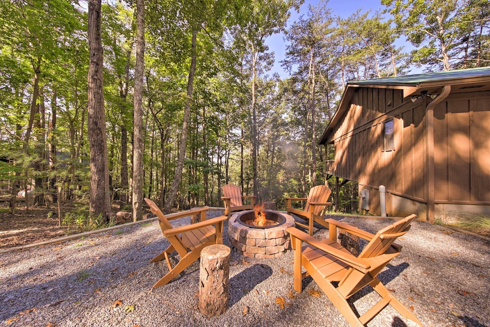 Blue Ridge Hideaway with Fire Pit and Mtn Views — 4-Star Luxury Hotel in Blue Ridge, United States