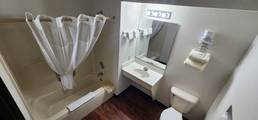 Plymouth Suites Hotel - photo 13