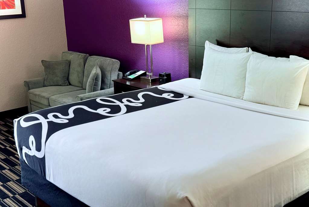 La Quinta Inn & Suites by Wyndham Orlando Universal area - photo 16
