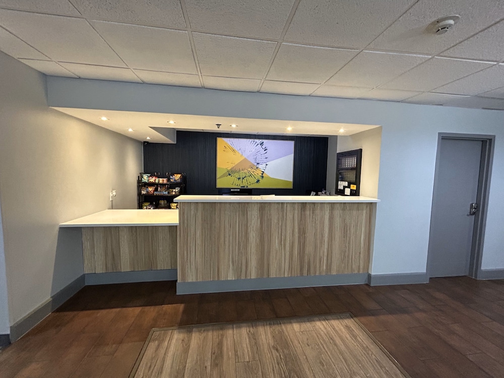 Brandon Center Hotel - photo 4