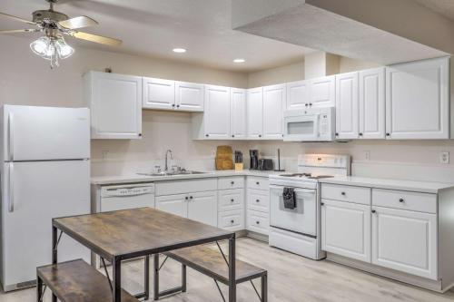 Modern Comfort Near Vegas Attractions Sleeps 6