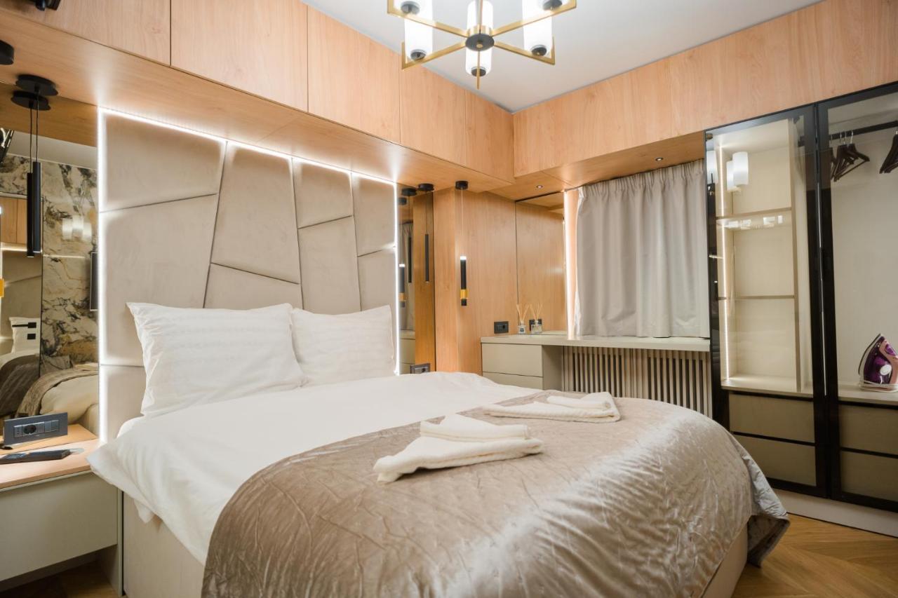 Designer's Delight: Modern 1BR near City Center — 4-Star Luxury Hotel in Bucharest, Romania