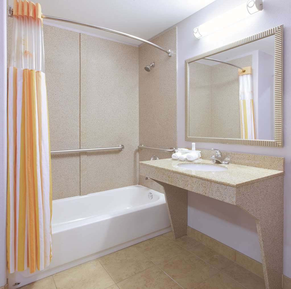 La Quinta Inn & Suites by Wyndham Corsicana - photo 7