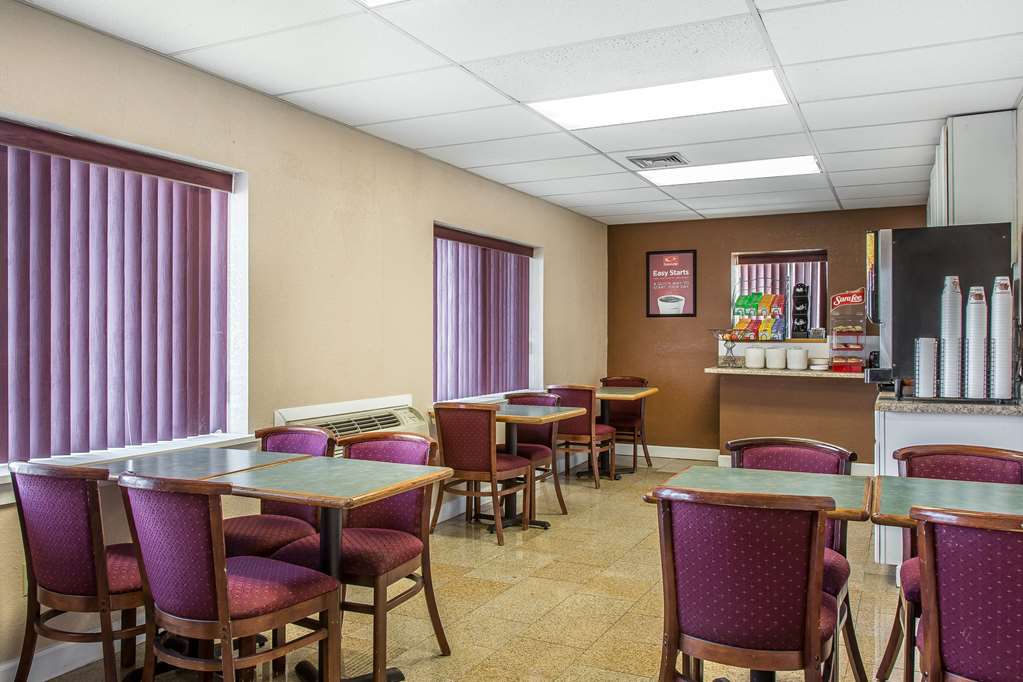 Econo Lodge Cranston Providence - photo 44