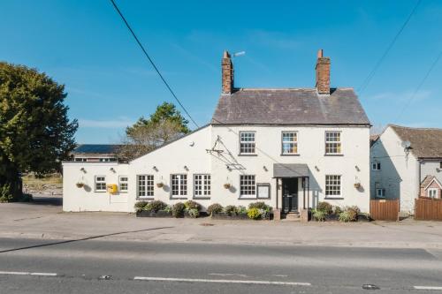Idyllic Foodie Retreat above Silks Pub in Marlborough, United Kingdom