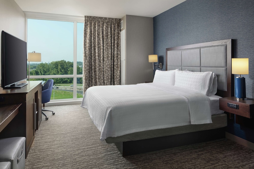 Hampton Inn & Suites Teaneck Glenpointe - featured photo